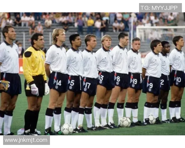 法国足球明星泪洒赛场背后故事揭示情感与压力的交织